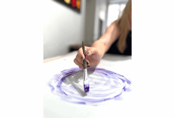 Motif floral en cours de peinture sur un carré de soie personnalisé lors d’un atelier à Lyon