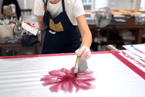 Motif floral en cours de peinture sur un carré de soie personnalisé lors d’un atelier à Lyon