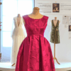 Élégante robe en soie de Hubert de Givenchy exposée au musée Brochier Soieries, illustrant le savoir-faire lyonnais du tissage et de l’impression sur étoffes