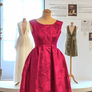 Élégante robe en soie de Hubert de Givenchy exposée au musée Brochier Soieries, illustrant le savoir-faire lyonnais du tissage et de l’impression sur étoffes