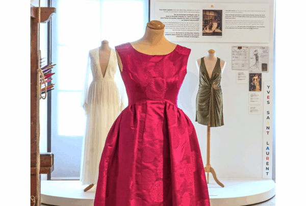 Élégante robe en soie de Hubert de Givenchy exposée au musée Brochier Soieries, illustrant le savoir-faire lyonnais du tissage et de l’impression sur étoffes