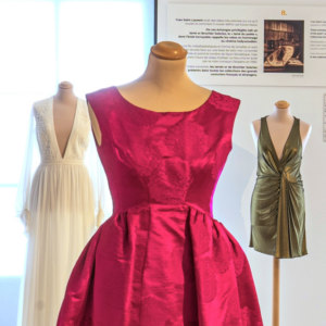 Élégante robe en soie de Hubert de Givenchy exposée au musée Brochier Soieries, illustrant le savoir-faire lyonnais du tissage et de l’impression sur étoffes