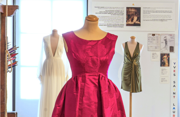 Élégante robe en soie de Hubert de Givenchy exposée au musée Brochier Soieries, illustrant le savoir-faire lyonnais du tissage et de l’impression sur étoffes