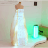 Robe lumineuse en fibre optique présentée au musée Brochier Soieries, symbolisant la rencontre entre l’artisanat lyonnais et la création contemporaine