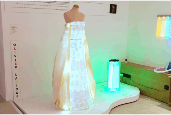 Robe lumineuse en fibre optique présentée au musée Brochier Soieries, symbolisant la rencontre entre l’artisanat lyonnais et la création contemporaine