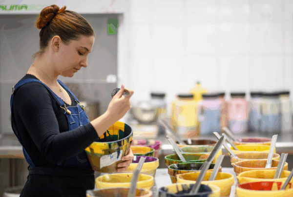 Imprimeur vérifiant la texture et la densité des pâtes de couleur utilisées pour l’impression sur soie artisanale dans l’atelier Brochier Soieries