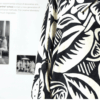 Gros plan sur le détail décoratif d’une cape réalisée par Paul Poiret au motif de Raoul Dufy, conservée au musée Brochier Soieries