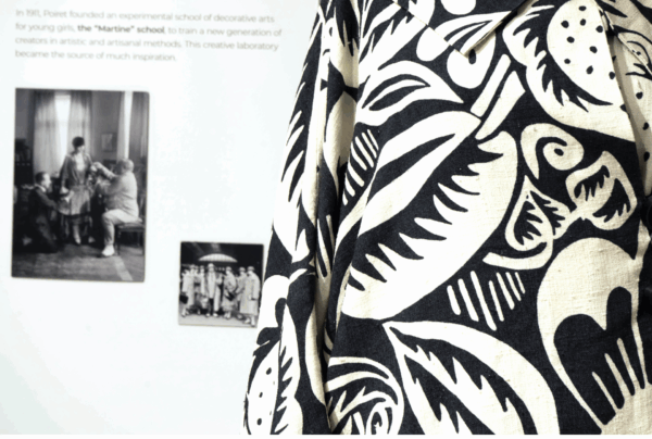 Gros plan sur le détail décoratif d’une cape réalisée par Paul Poiret au motif de Raoul Dufy, conservée au musée Brochier Soieries