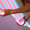 Détail d'une oeuvre lumineuse de l’artiste Daniel Buren exposée au musée Brochier Soieries à Lyon, mettant en valeur le dialogue entre art contemporain et textile