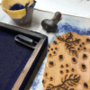 Planche d'impression, marteau et encreur dans l'atelier Brochier Soieries