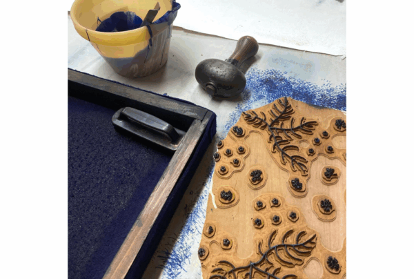 Planche d'impression, marteau et encreur dans l'atelier Brochier Soieries