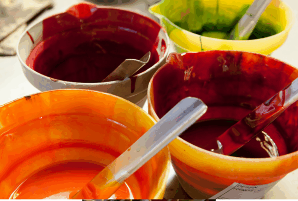Pots de couleurs pigmentées préparées à la main pour l’impression au cadre dans l’atelier Brochier Soieries