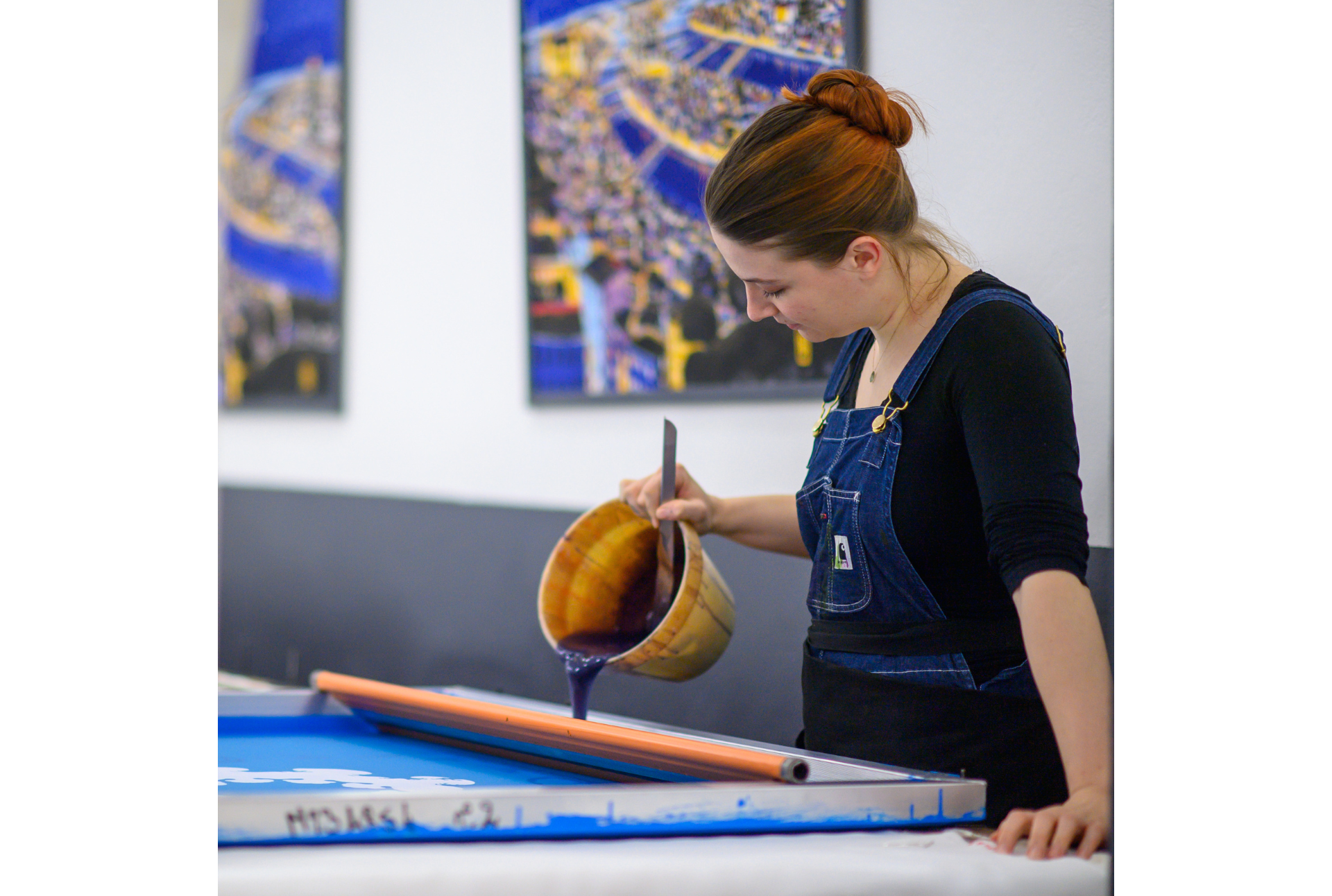 Imprimeur déposant la couleur sur un cadre d’impression pour réaliser un motif sur la soie selon la technique traditionnelle lyonnaise